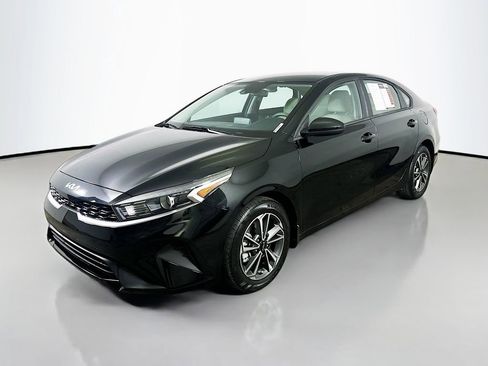 Used 2023 Kia Forte LXS image 3