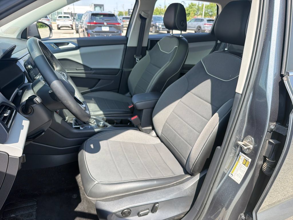 Certified 2023 Volkswagen Taos SE w/ Panoramic Sunroof Package AWD/4WD image 7