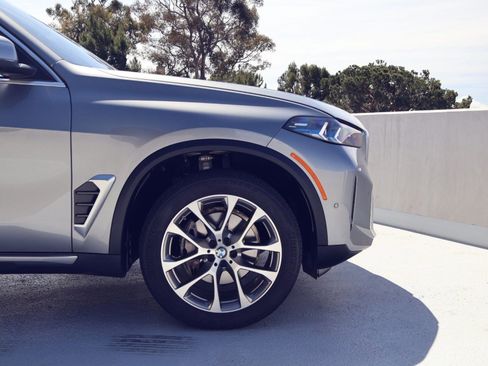 Used 2024 BMW X5 sDrive40i w/ Premium Package image 11