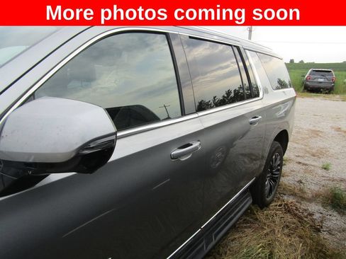 Used 2025 GMC Yukon XL Elevation AWD/4WD image 2