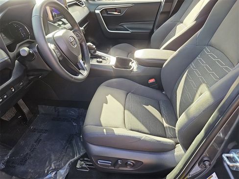 Used 2024 Toyota RAV4 SE image 31