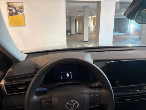 Used 2025 Toyota Camry LE image 33