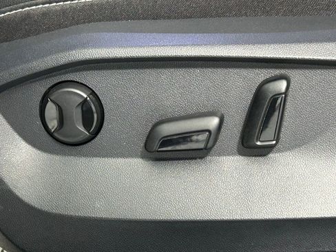 Used 2022 Volkswagen Taos SE w/ Panoramic Sunroof Package FWD image 28