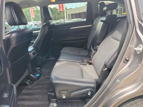 Used 2016 Toyota Highlander Plus FWD image 29