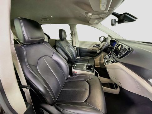 Used 2023 Chrysler Pacifica Touring-L FWD image 31