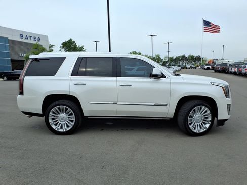 Used 2016 Cadillac Escalade Platinum AWD/4WD image 2