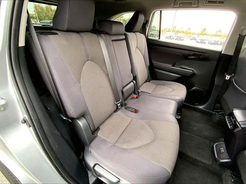 Used 2024 Toyota Highlander LE image 19