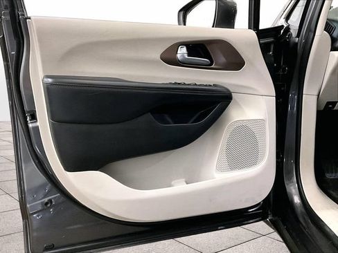 Used 2018 Chrysler Pacifica Touring-L FWD image 23