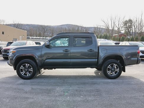 Used 2019 Toyota Tacoma TRD Sport image 4