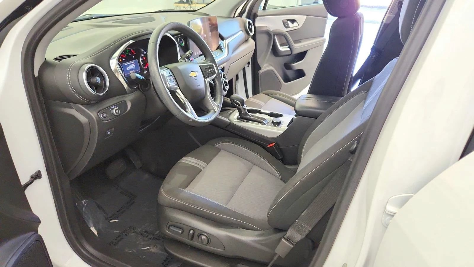 Used 2024 Chevrolet Blazer LT w/ Convenience Package FWD image 13