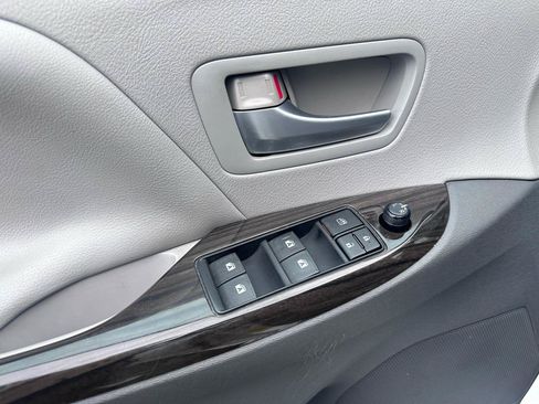 Used 2015 Toyota Sienna XLE w/ XLE Navigation Package FWD image 23