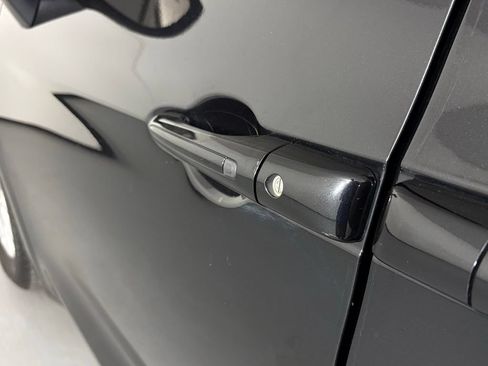 Used 2023 Chrysler Pacifica Touring-L FWD image 11