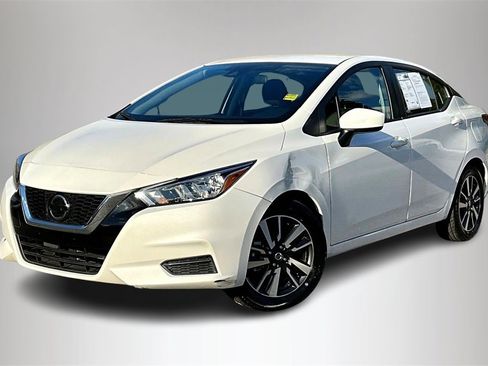 Used 2022 Nissan Versa SV image 3