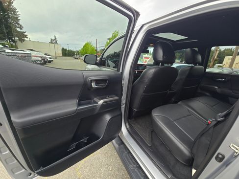 Used 2016 Toyota Tacoma TRD Sport w/ Premium & Technology Package AWD/4WD image 15