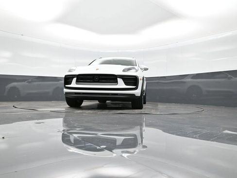 Certified 2025 Porsche Macan image 41