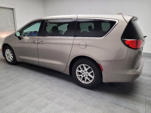 Used 2017 Chrysler Pacifica Touring image 3