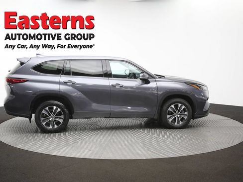 Used 2022 Toyota Highlander XLE AWD/4WD image 46