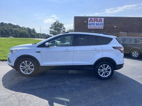 Used 2017 Ford Escape SE w/ Equipment Group 201A FWD image 2