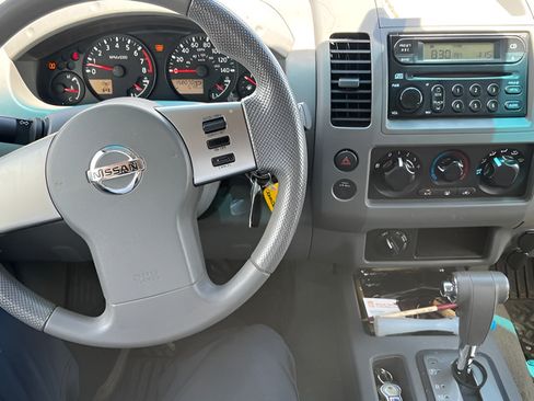 Used 2006 Nissan Frontier SE w/ (P01) Power Pkg AWD/4WD image 9