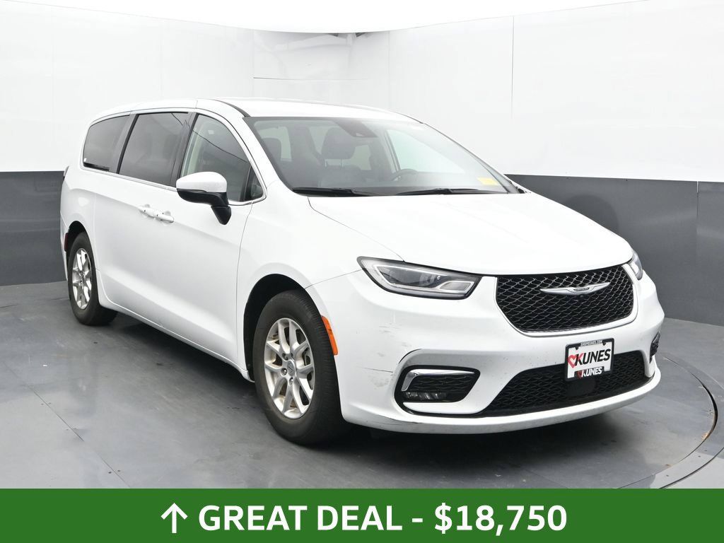 Used 2023 Chrysler Pacifica Touring-L FWD image 7