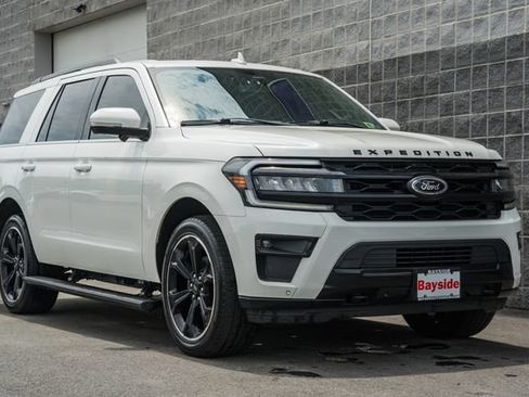 Used 2024 Ford Expedition Limited AWD/4WD image 2