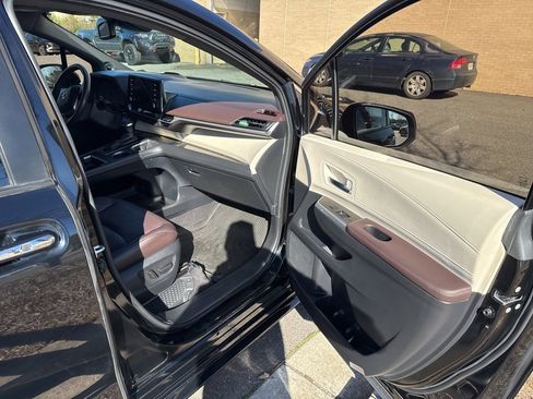 Used 2022 Toyota Sienna Platinum image 13