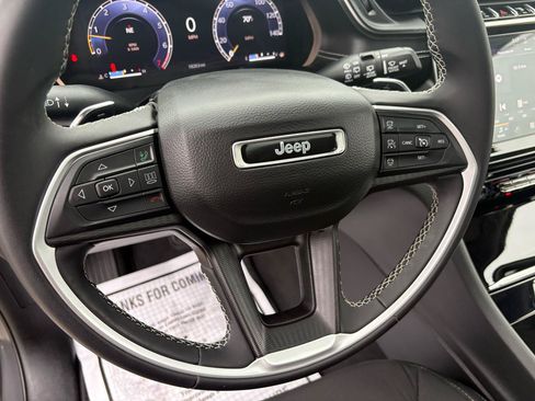 Used 2023 Jeep Grand Cherokee Laredo AWD/4WD image 15