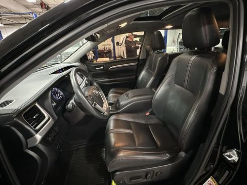 Used 2019 Toyota Highlander SE AWD/4WD image 17