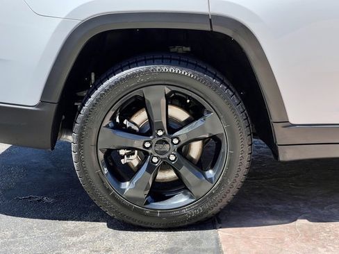 Used 2023 Jeep Grand Cherokee L Laredo image 23