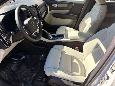Certified 2026 Volvo XC40 B4 Plus w/ Climate Package FWD image 5