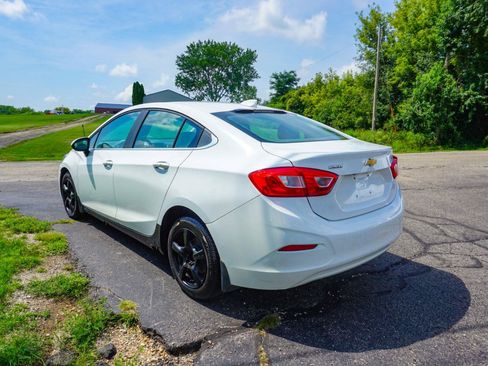 Used 2017 Chevrolet Cruze LT w/ Convenience Package FWD image 5