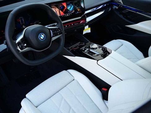 Used 2026 BMW i5 eDrive40 w/ Executive Package RWD image 9