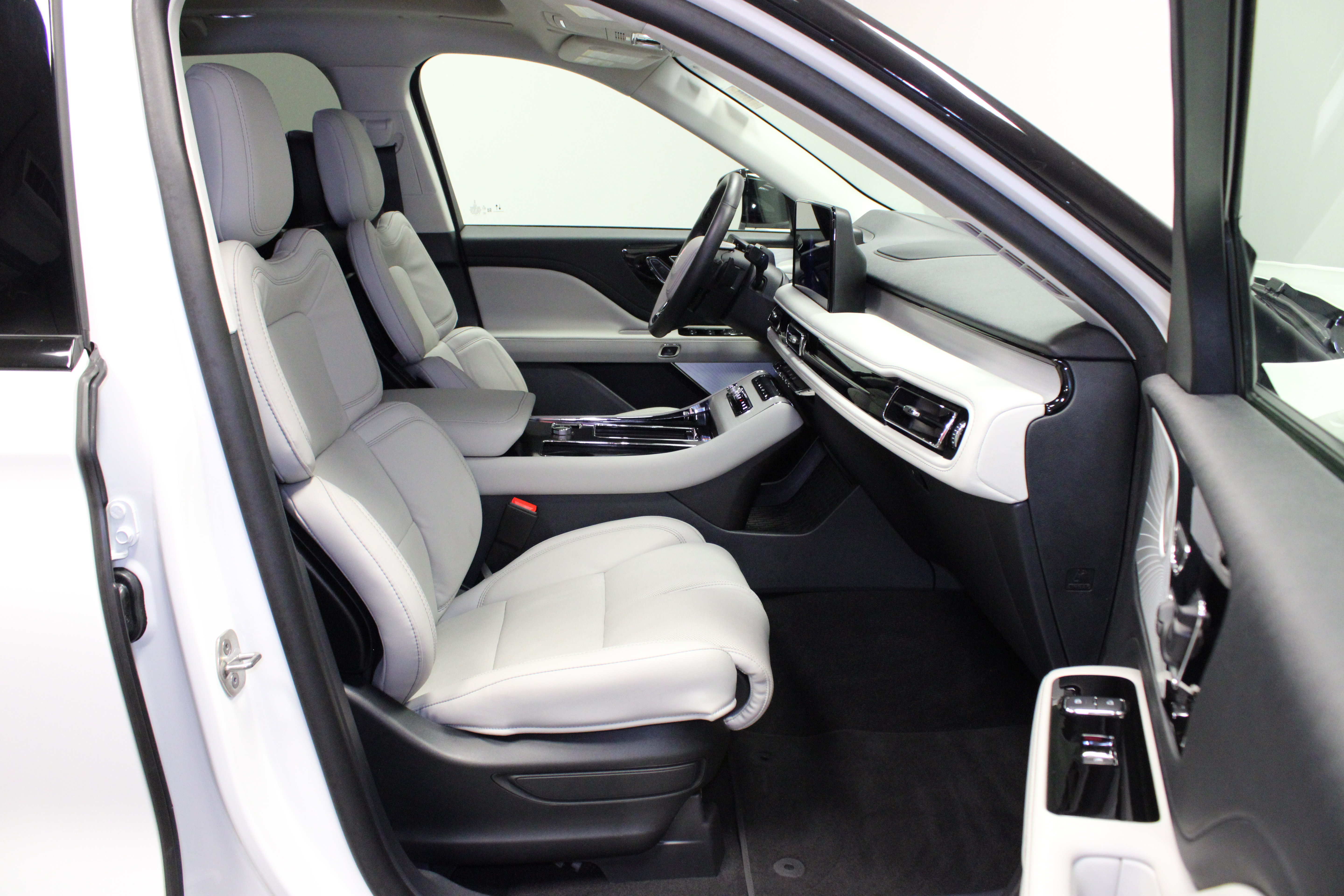 Used 2025 Lincoln Aviator Reserve w/ Luxury Package RWD image 18