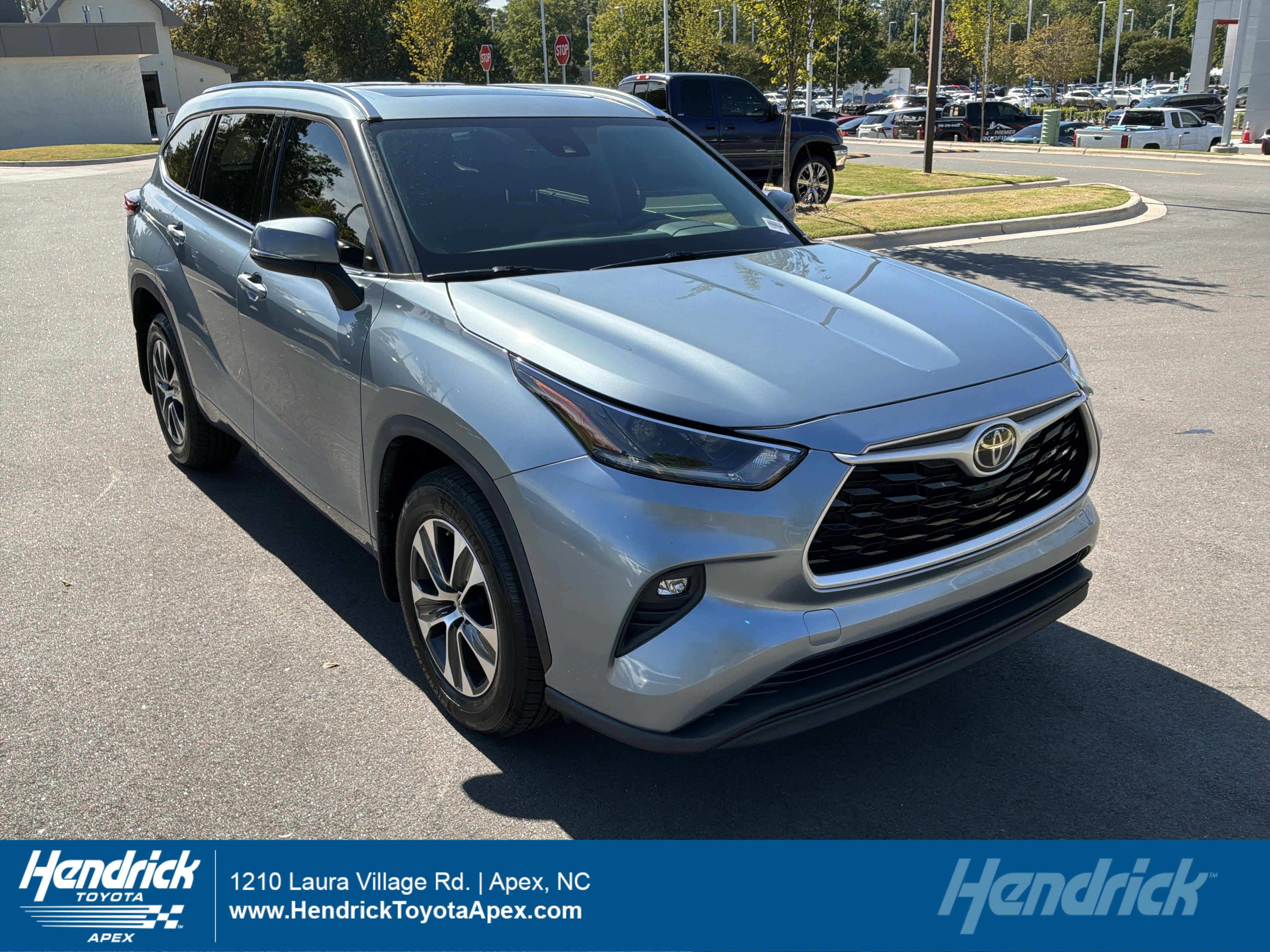 Used 2021 Toyota Highlander XLE AWD/4WD image 1