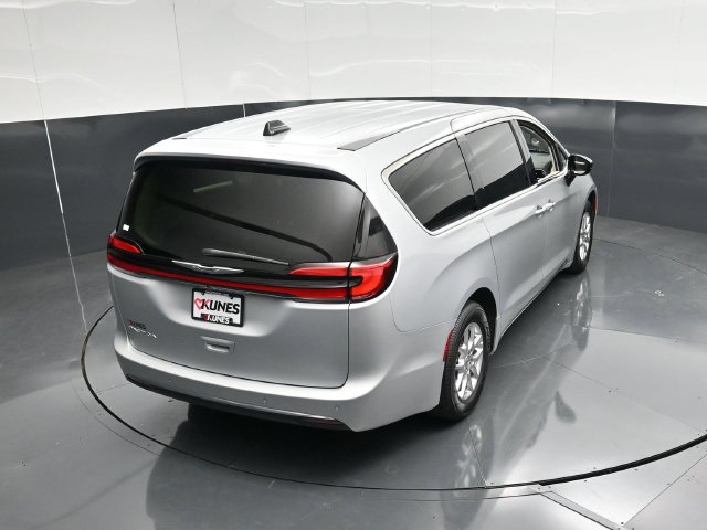 Used 2024 Chrysler Pacifica Touring-L FWD image 46