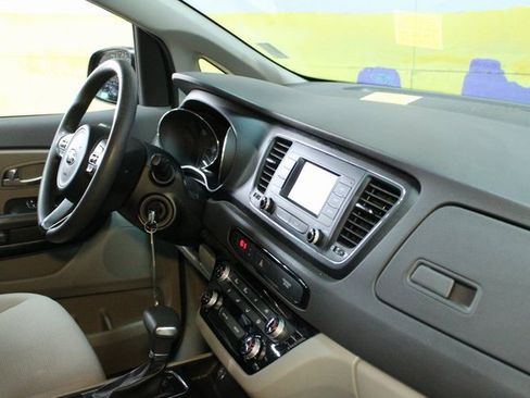 Used 2018 Kia Sedona L image 10