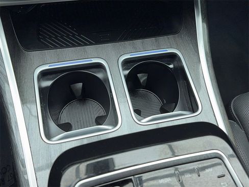 Used 2025 BMW 740i w/ Premium Package image 31