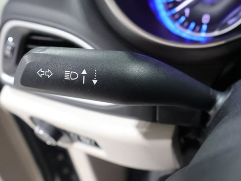 Used 2024 Chrysler Pacifica Touring-L FWD image 39