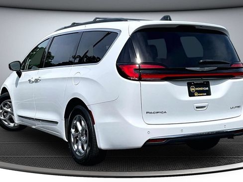 Used 2023 Chrysler Pacifica Limited FWD image 4