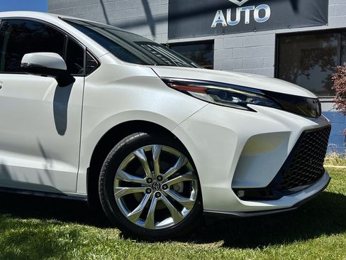 Used 2021 Toyota Sienna Platinum FWD image 3