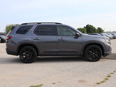 Used 2025 Honda Pilot Black Edition image 7