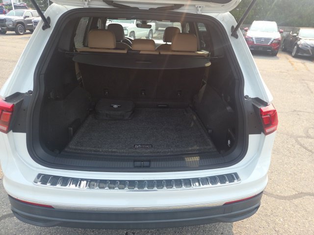Used 2023 Volkswagen Tiguan SE w/ Panoramic Sunroof Package AWD/4WD image 12