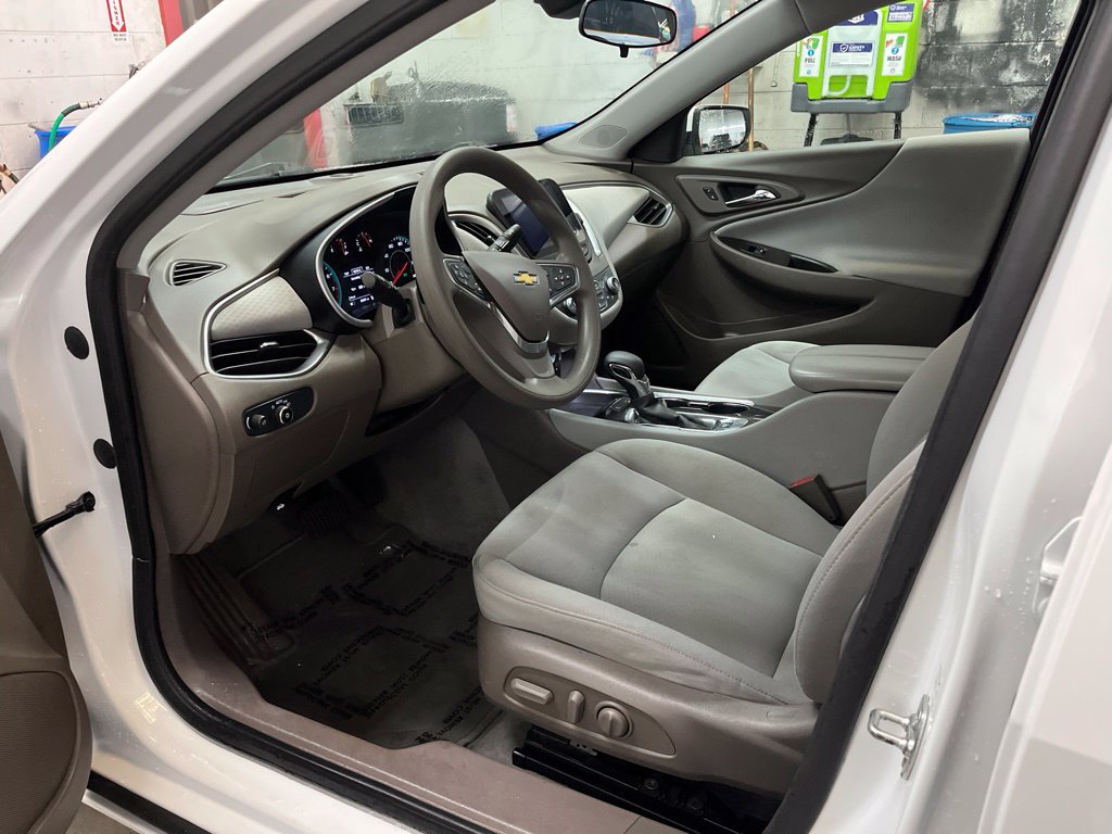 Used 2025 Chevrolet Malibu LT FWD image 11