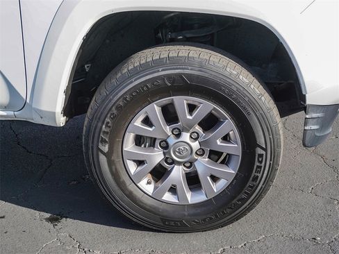 Used 2018 Toyota Tacoma SR5 w/ SR5 Appearance Package (SM) image 9