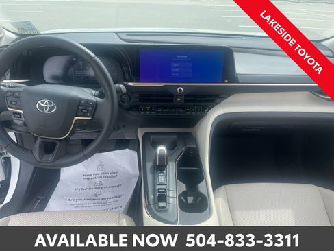 Used 2023 Toyota Crown Limited image 23