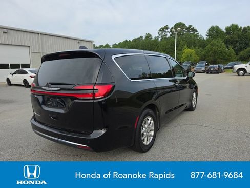 Used 2024 Chrysler Pacifica Touring-L FWD image 5