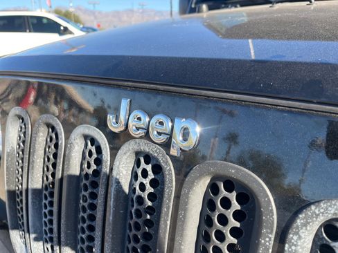 Used 2015 Jeep Wrangler Unlimited Rubicon w/ Connectivity Group image 23