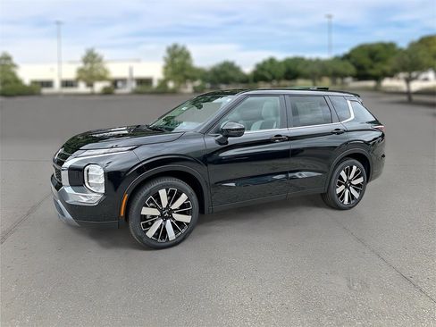 New 2025 Mitsubishi Outlander SE image 3