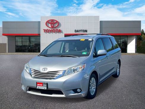 Used 2017 Toyota Sienna XLE w/ XLE Navigation Package FWD image 2