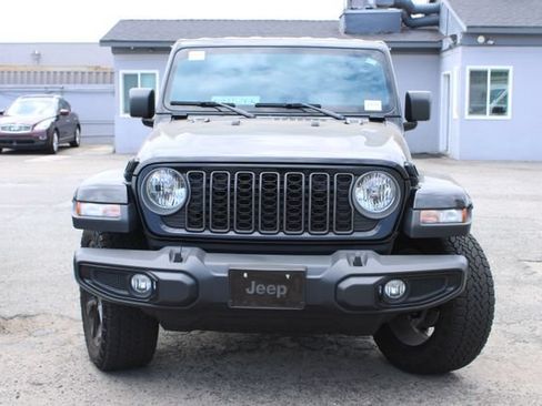 Used 2025 Jeep Gladiator Sport AWD/4WD image 2